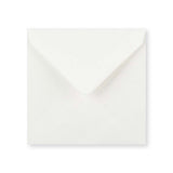 Bela lahka ovojnica iz rebrastega papirja (90 g/m²) 130x130 mm